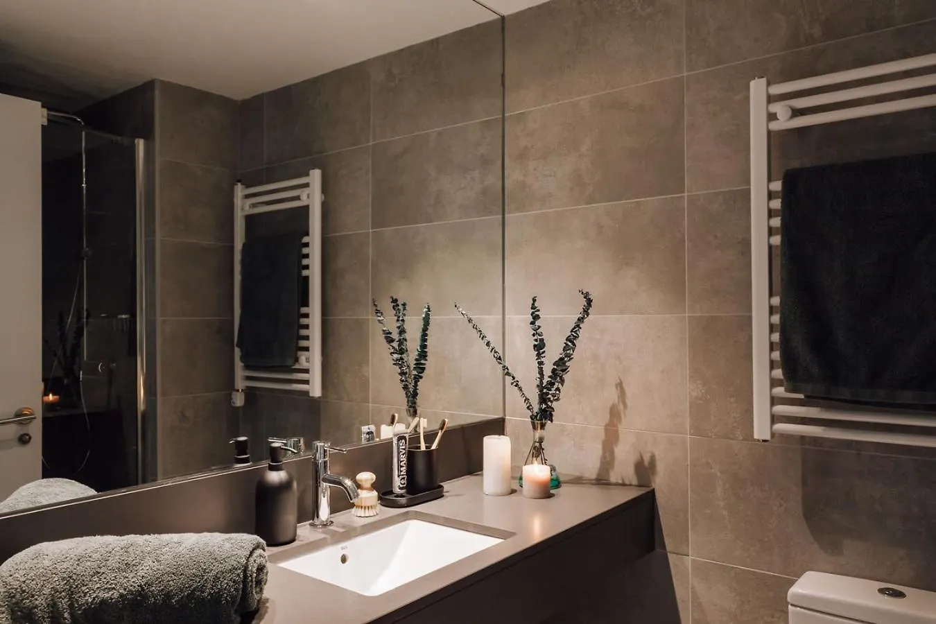 Ferrat - 3 Bedrooms In Eixample Esquerra Barcelona