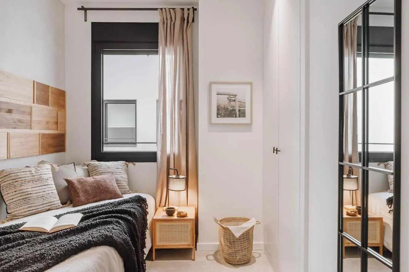 Apartment Ferrat - 3 Bedrooms In Eixample Esquerra Barcelona Spain