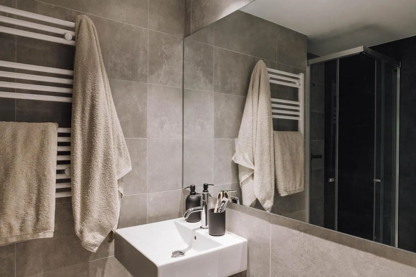 Ferrat - 3 Bedrooms In Eixample Esquerra Barcelona Apartment